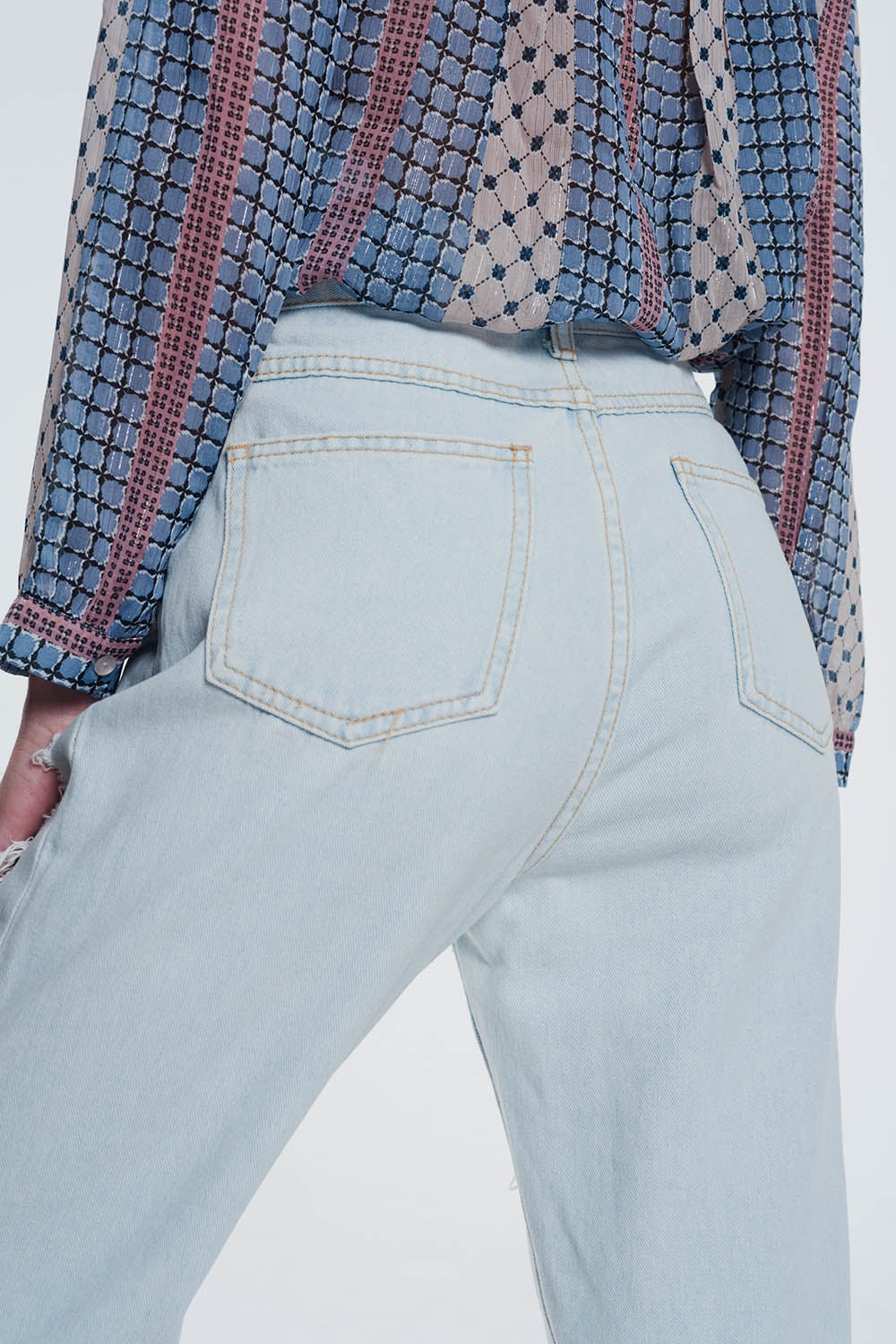 Vaqueros boyfriend con rotos en azul claro