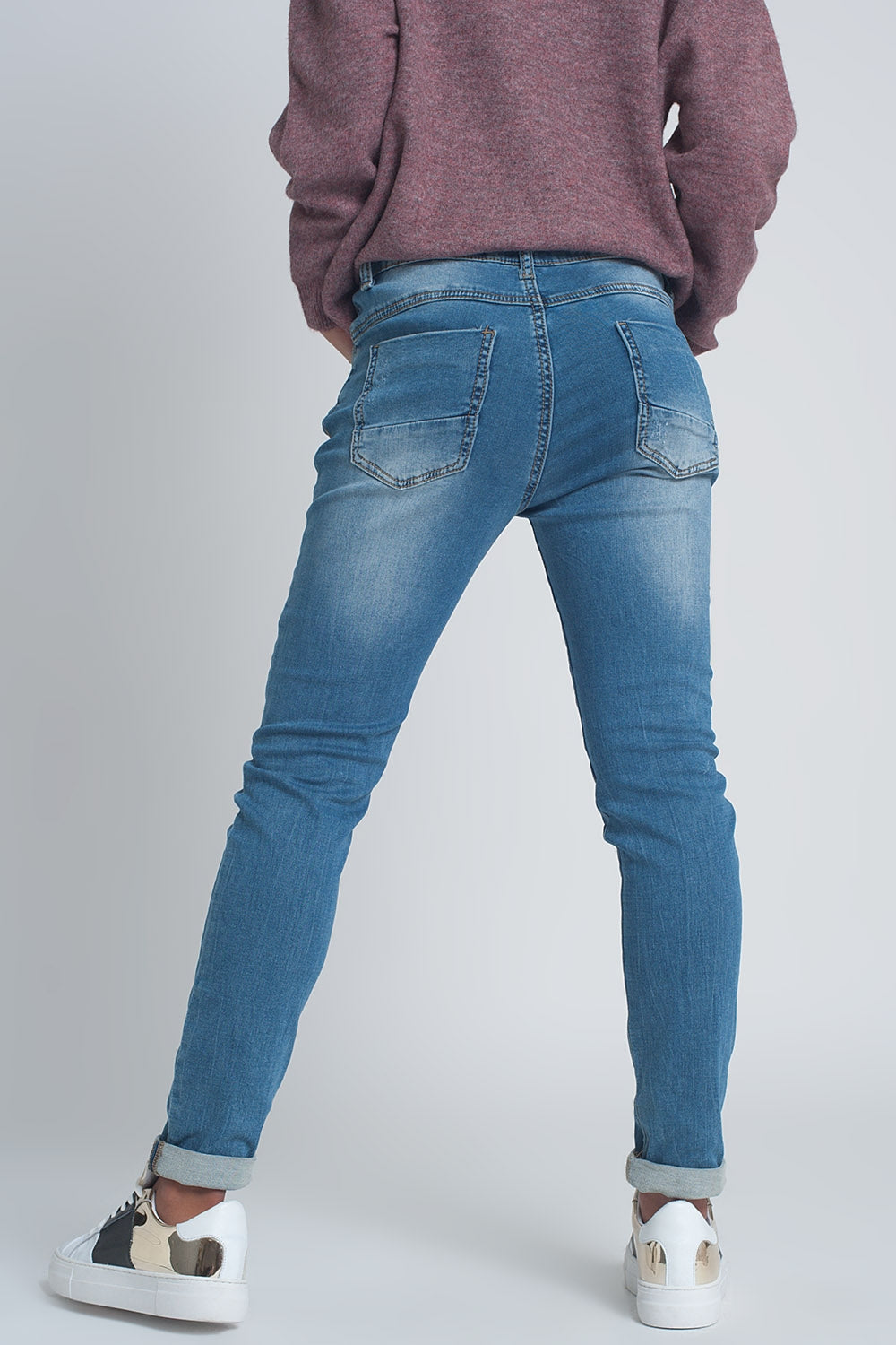 Vaqueros boyfriend de tejido fino con roturas y lavado medio