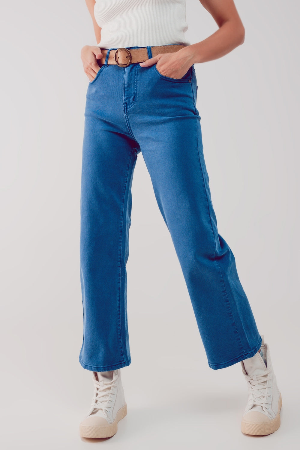 Vaqueros capri color azul de pernera ancha