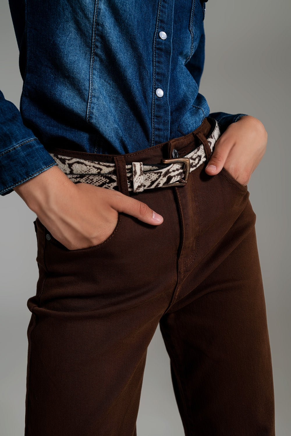 Vaqueros capri color marron de pernera ancha