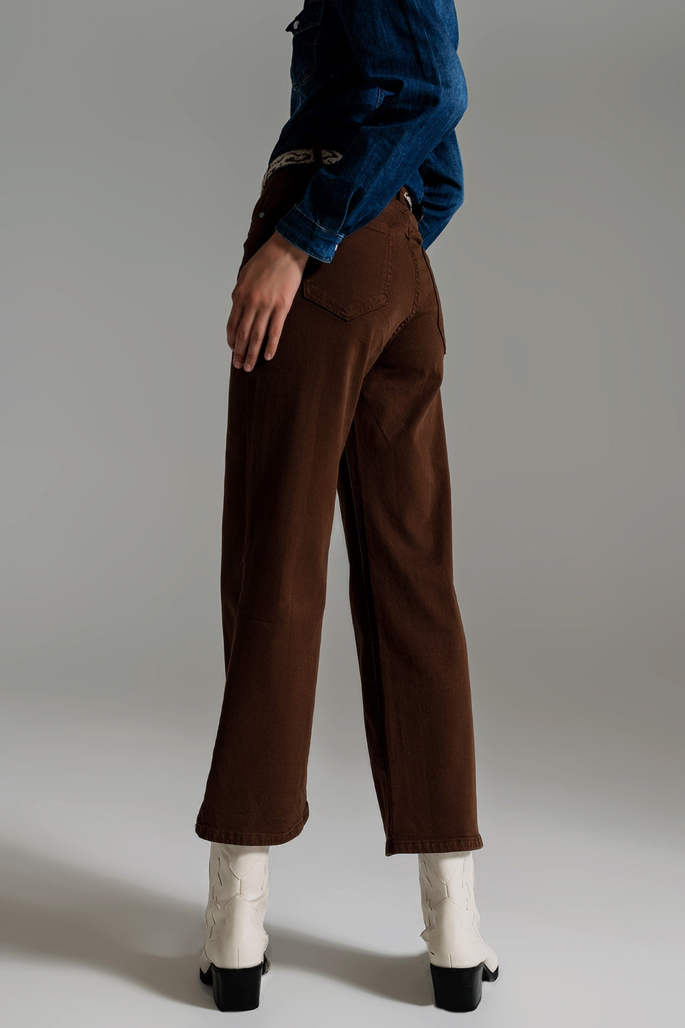 Vaqueros capri color marron de pernera ancha