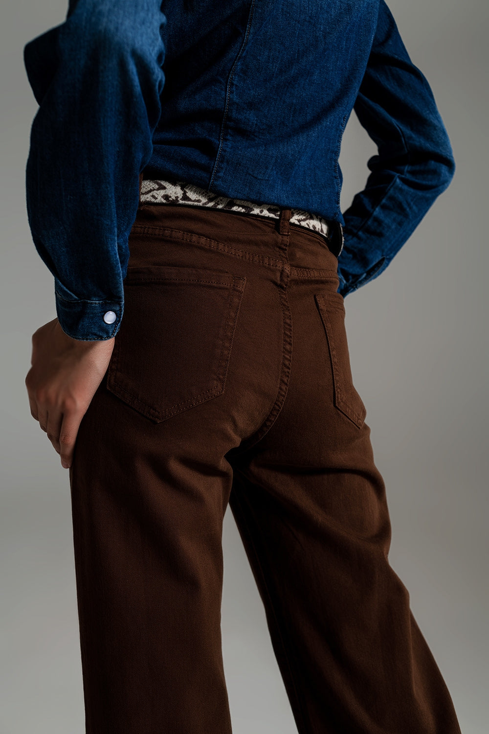 Vaqueros capri color marron de pernera ancha