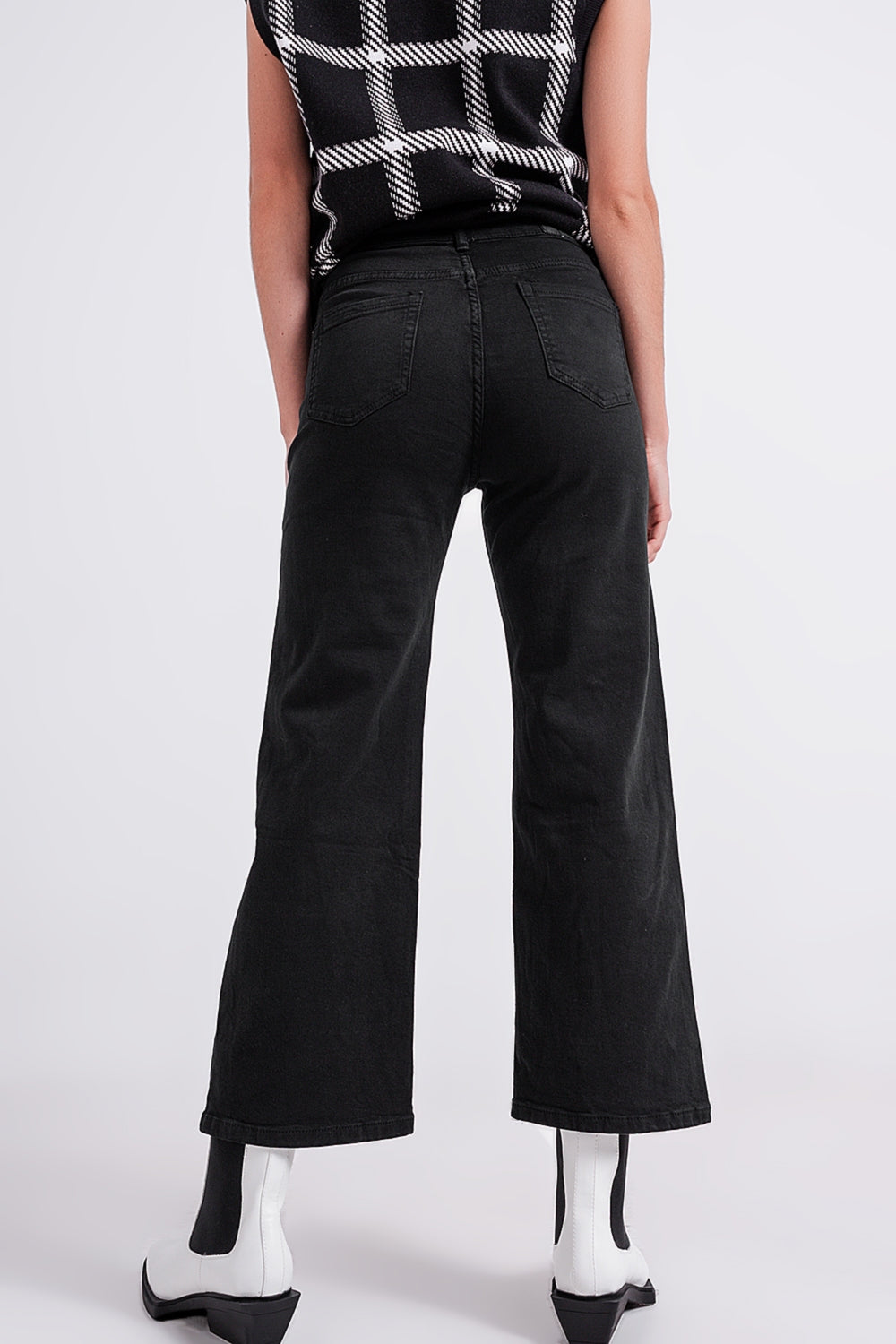 Vaqueros capri color negro de pernera ancha