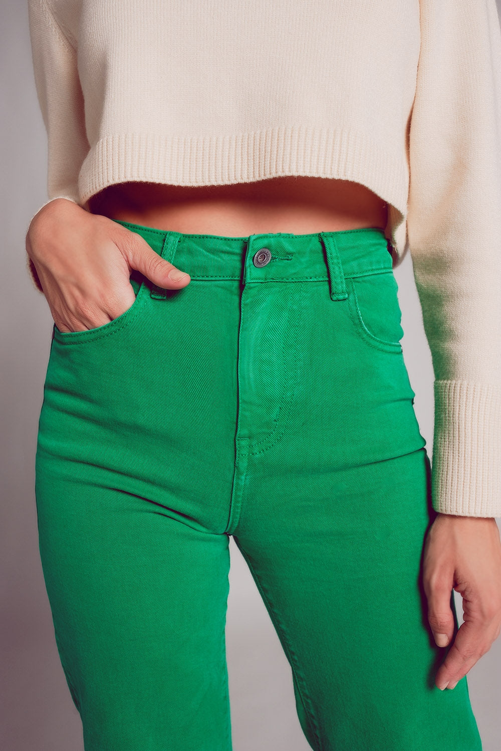 Vaqueros capri color verde intenso de pernera ancha