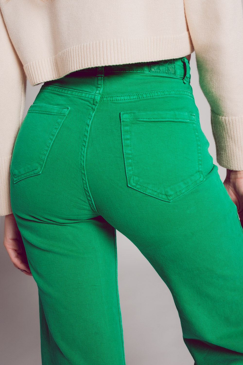 Vaqueros capri color verde intenso de pernera ancha