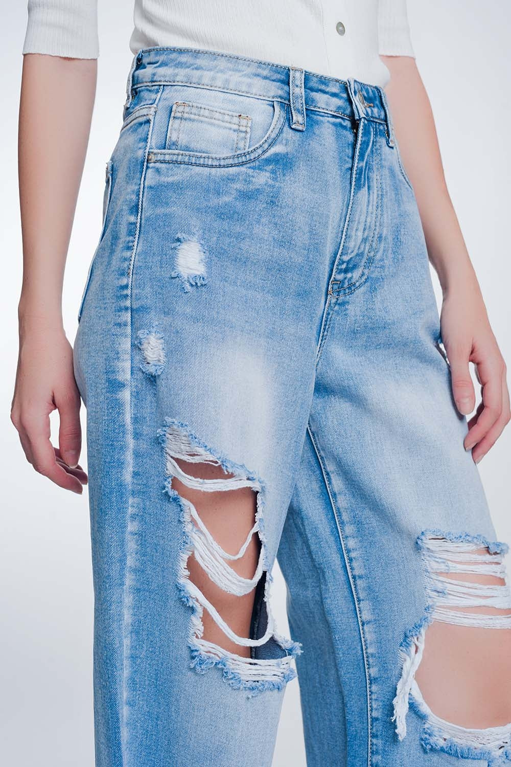 Vaqueros capri de pernera ancha con bajos sin rematar en azul claro