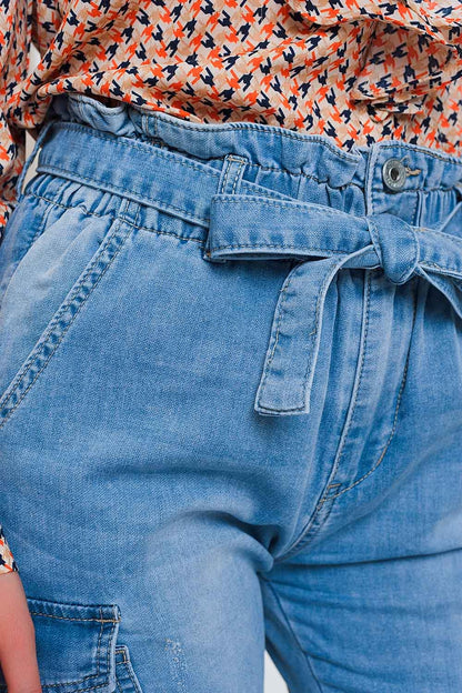 Vaqueros con cintura paperbag anudada en azul claro