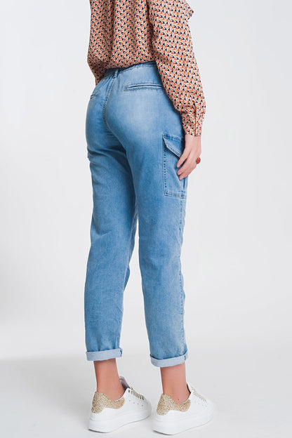 Vaqueros con cintura paperbag anudada en azul claro