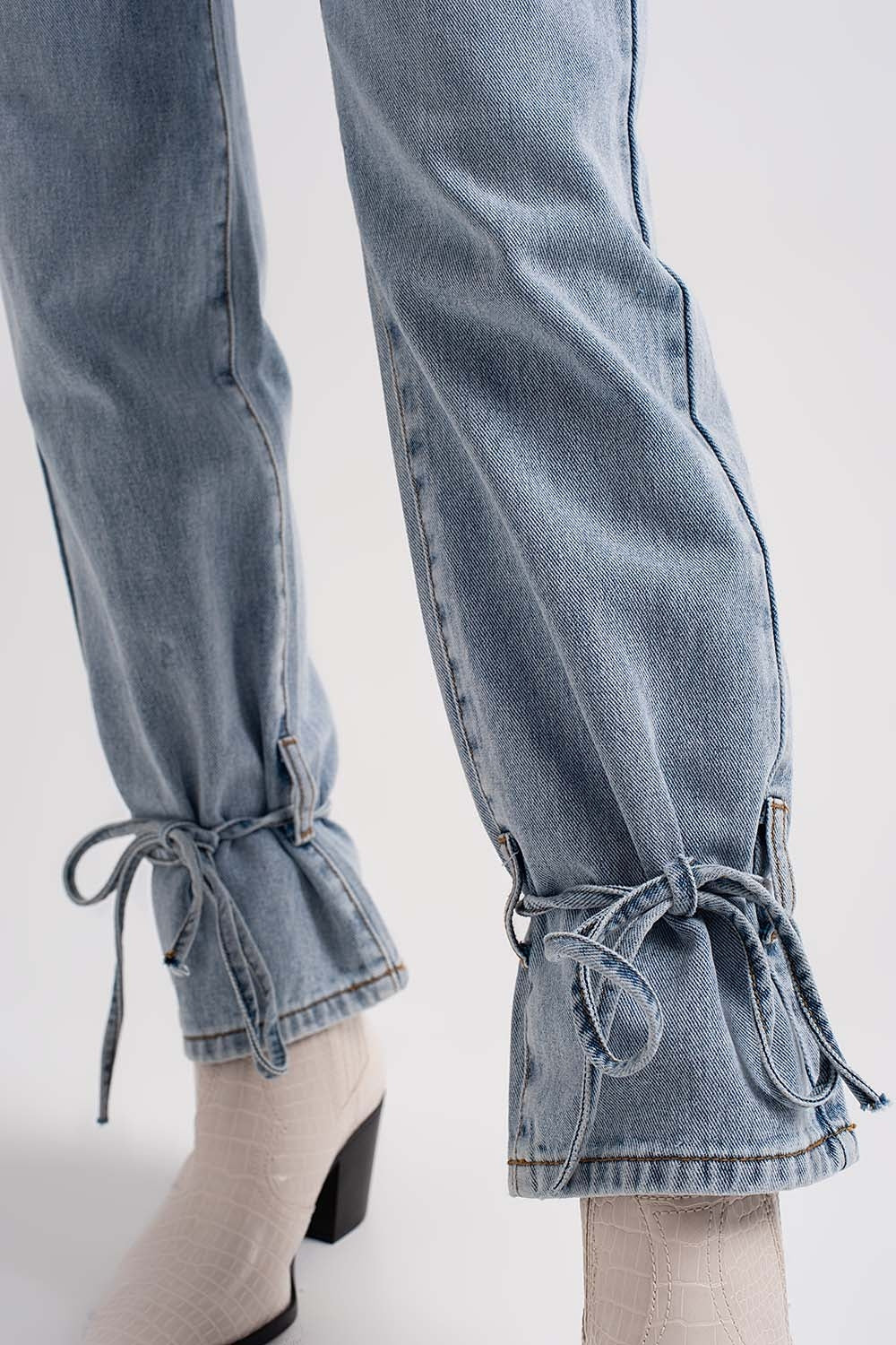 Vaqueros con detalle de lazada en el tobillo