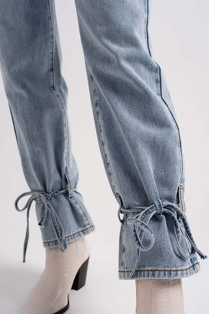 Vaqueros con detalle de lazada en el tobillo