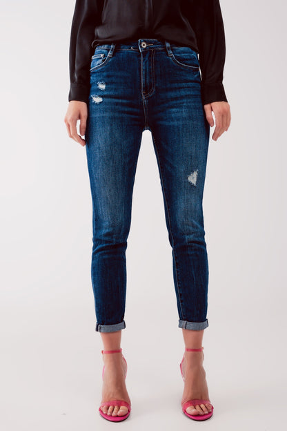 Vaqueros con lavado azul medio y diseño rasgado de corte pitillo