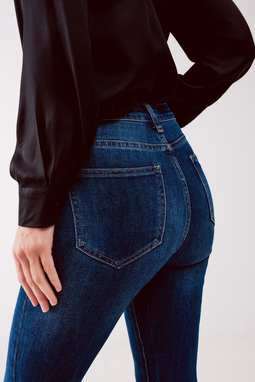 Vaqueros con lavado azul medio y diseño rasgado de corte pitillo