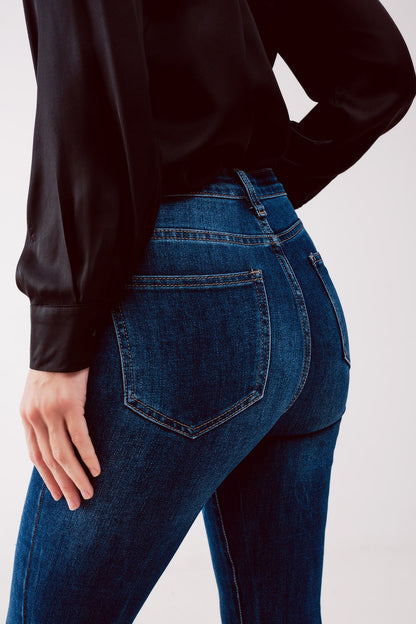 Vaqueros con lavado azul medio y diseño rasgado de corte pitillo