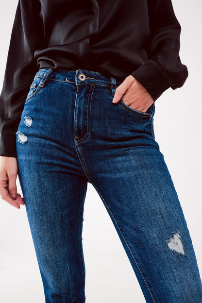 Vaqueros con lavado azul medio y diseño rasgado de corte pitillo