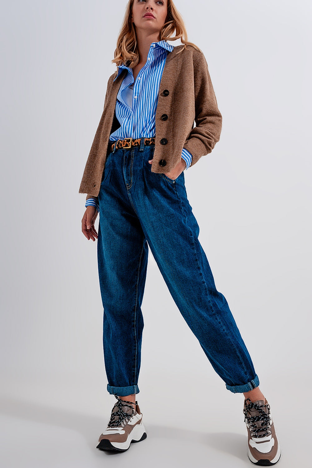 Vaqueros con pinzas y pernera peg leg