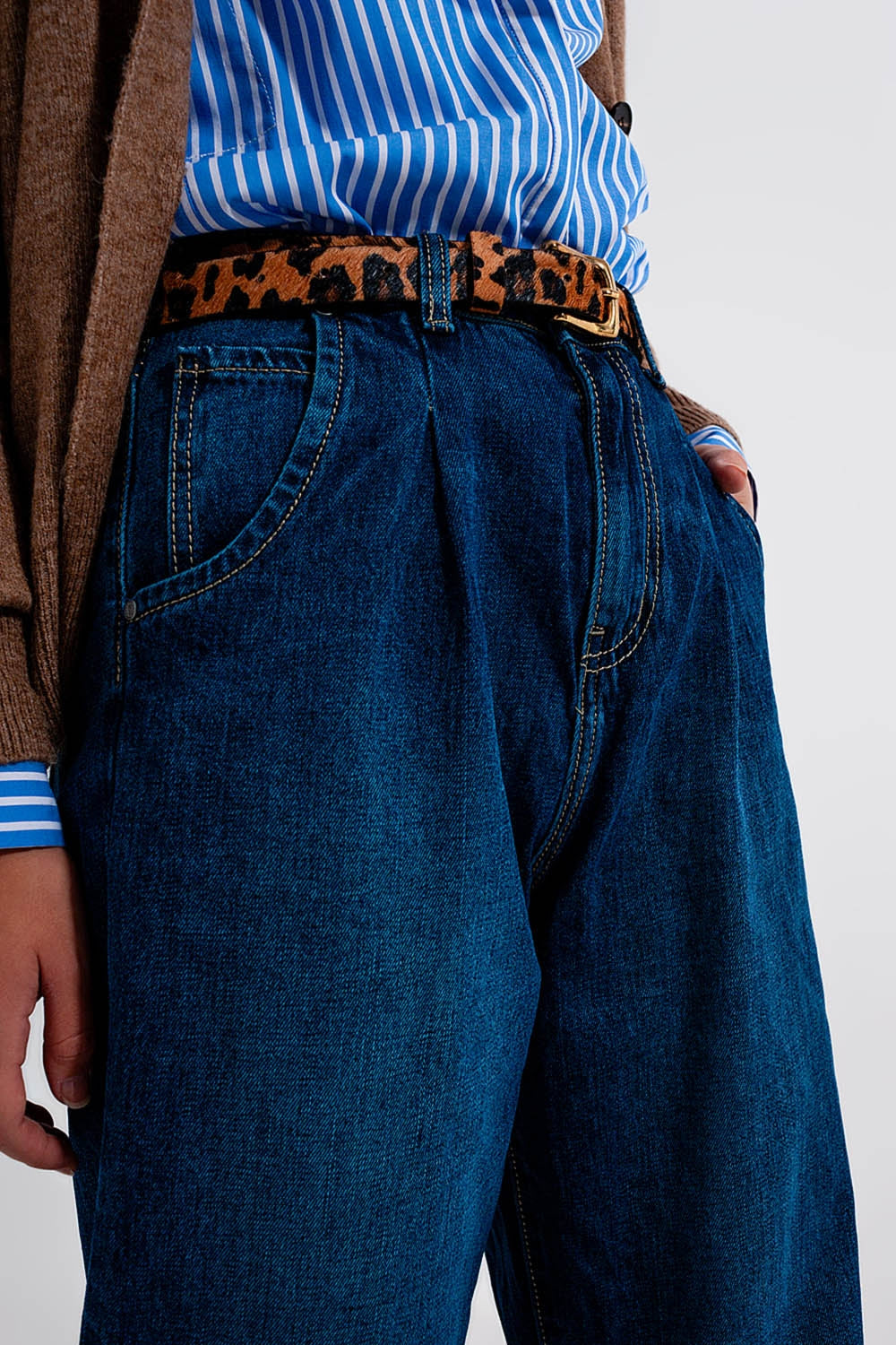 Vaqueros con pinzas y pernera peg leg