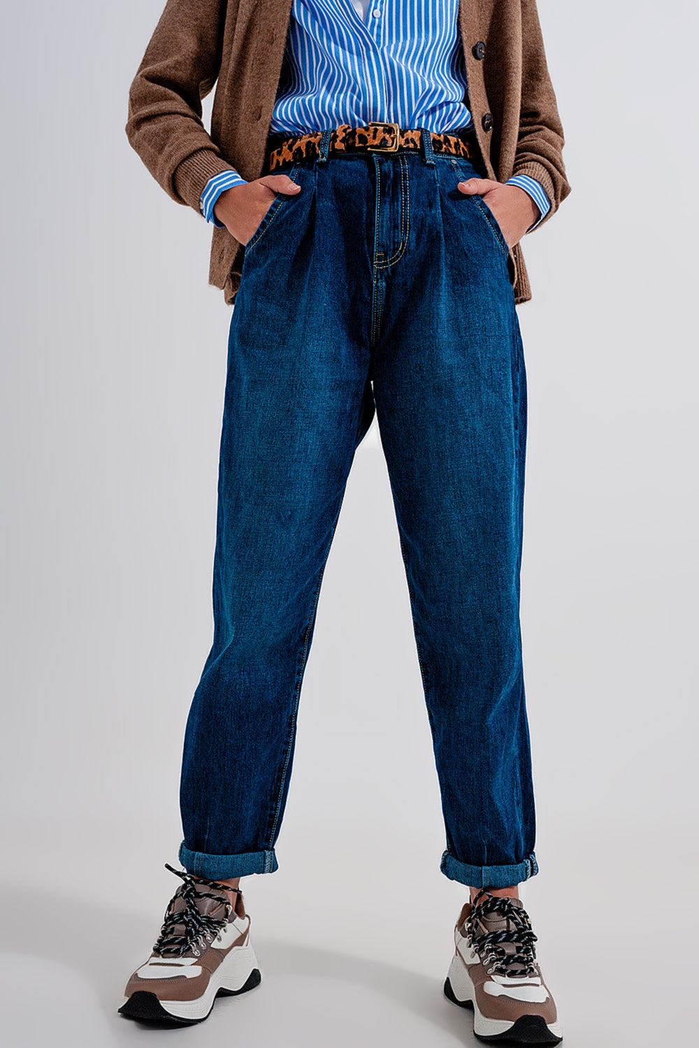 Vaqueros con pinzas y pernera peg leg