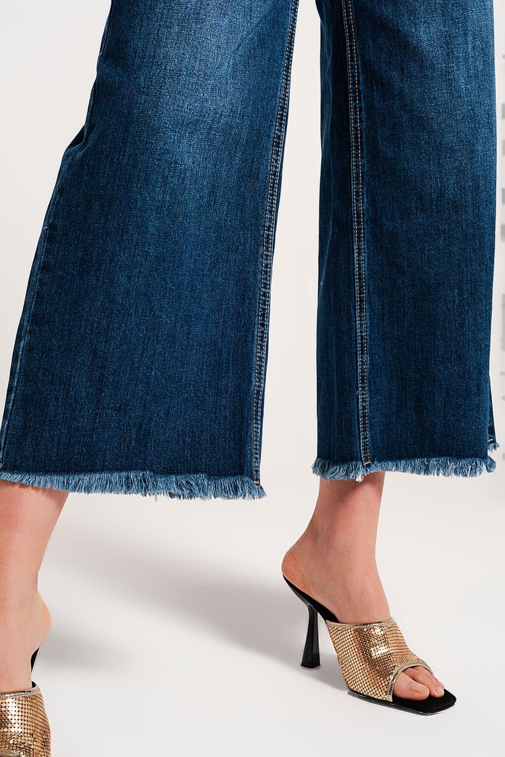 Vaqueros Cropped azul con bajos deshilachados