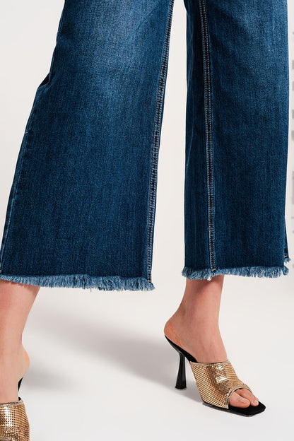 Vaqueros Cropped azul con bajos deshilachados