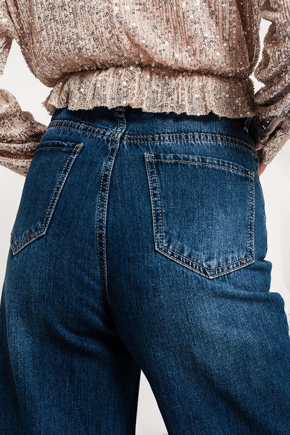 Vaqueros Cropped azul con bajos deshilachados