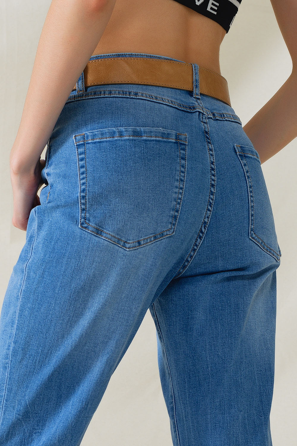 Vaqueros de cintura alta en denim elástico de lavado medio