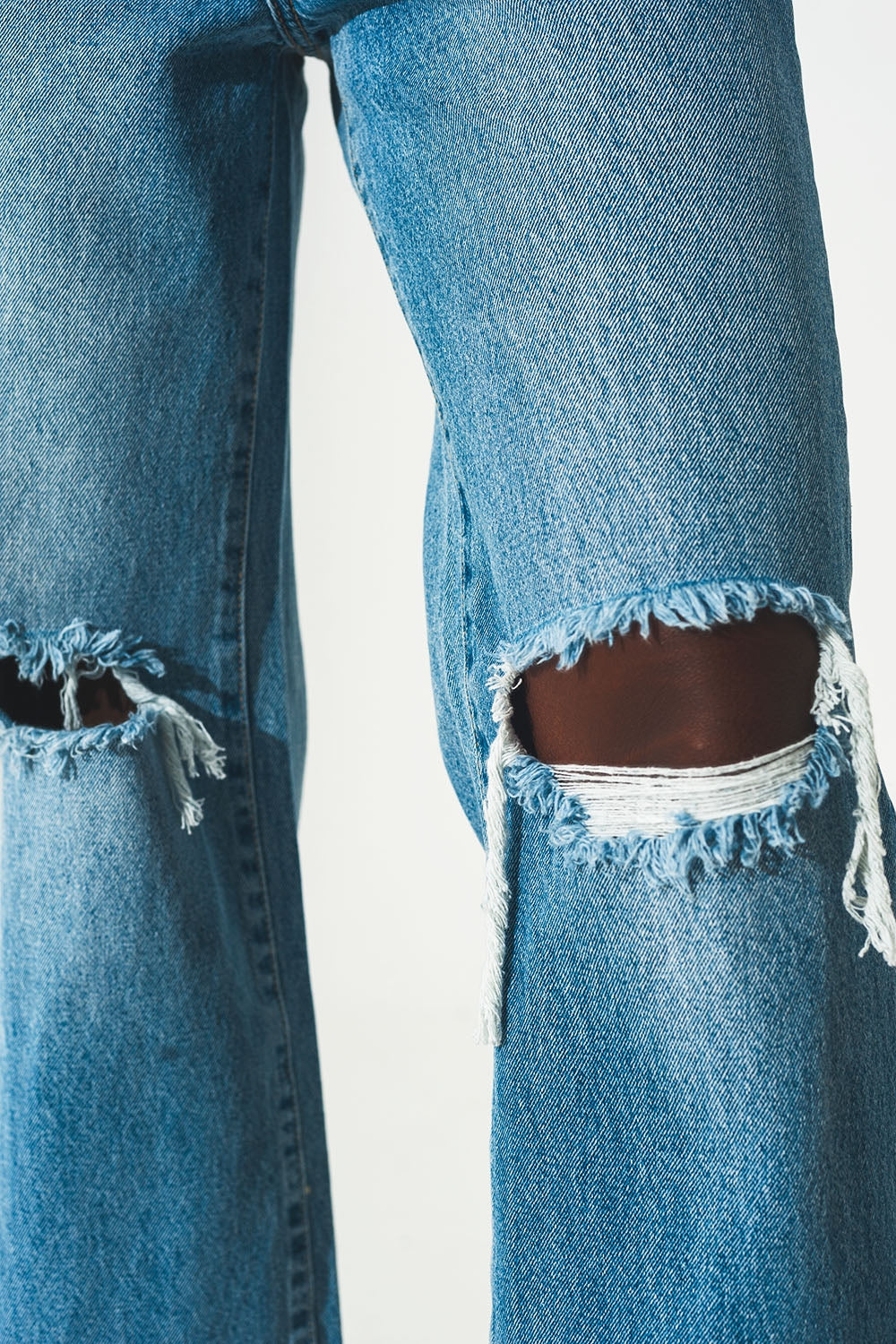 Vaqueros de corte recto con diseño rasgado y aberturas en el bajo