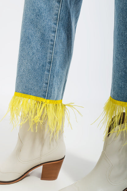 Vaqueros de pernera recta con plumas sintéticas en el bajo de color amarillo