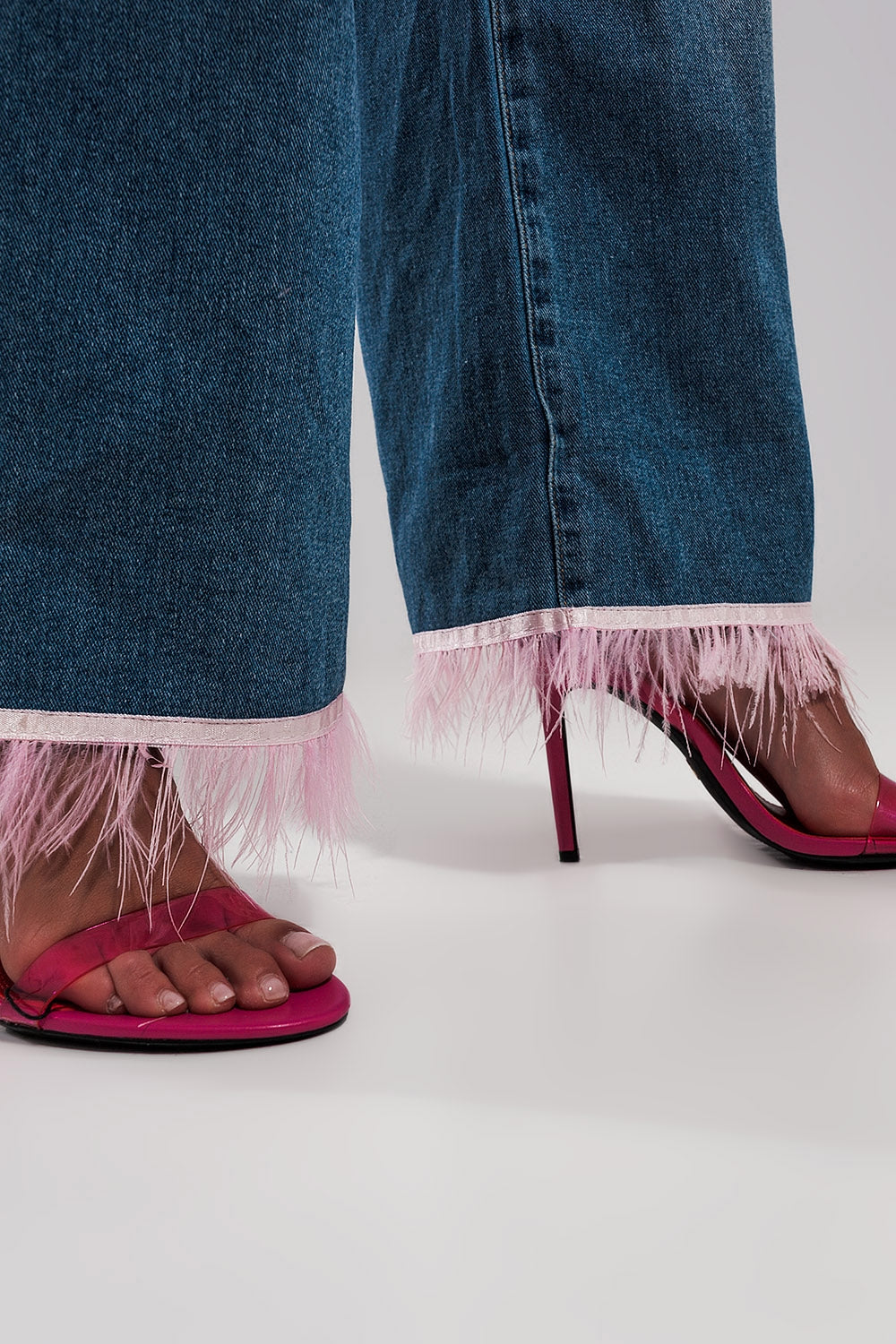 Vaqueros de pernera recta con plumas sintéticas en el bajo de color ROSA