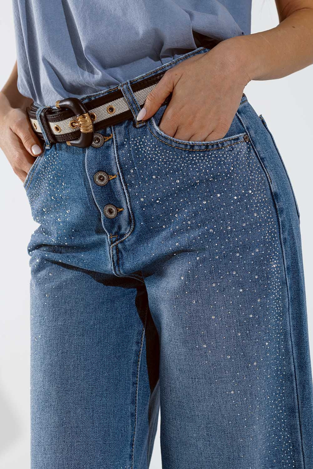 Vaqueros de pierna ancha con botones a la vista y detalles de strass en lavado medio