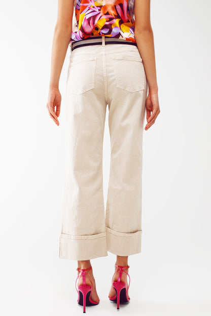 Vaqueros de pierna recta con dobladillo corto en color beige