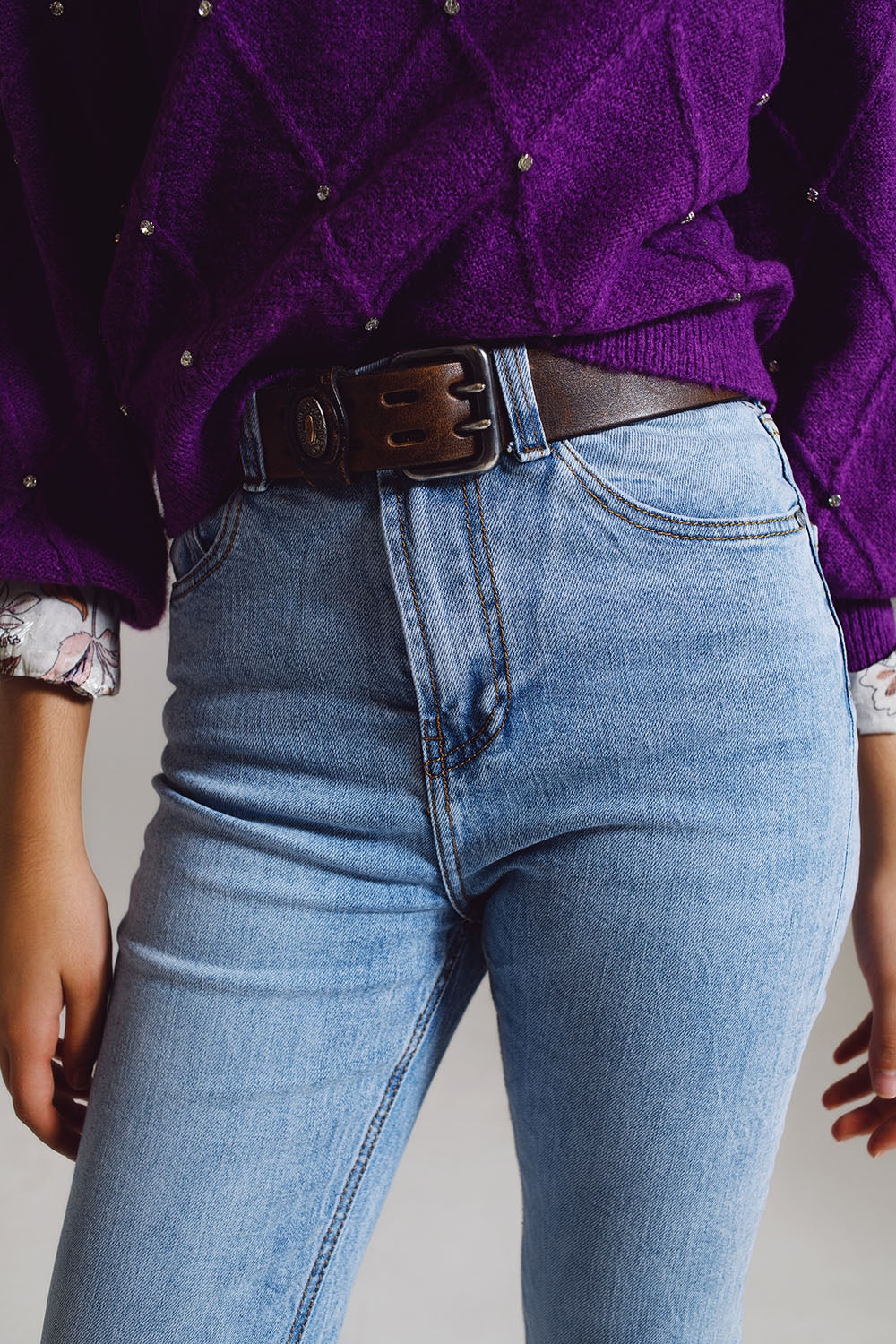 Vaqueros de pierna recta con dobladillo desgastado en color azul claro