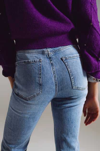 Vaqueros de pierna recta con dobladillo desgastado en color azul claro