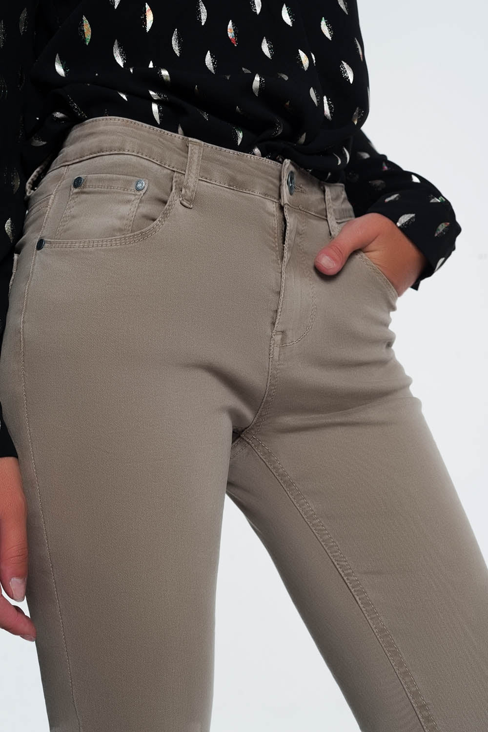 Vaqueros de talle alto en color beige