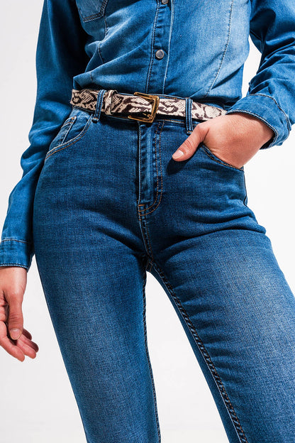 Vaqueros elásticos de corte pitillo y talle alto con lavado azul medio