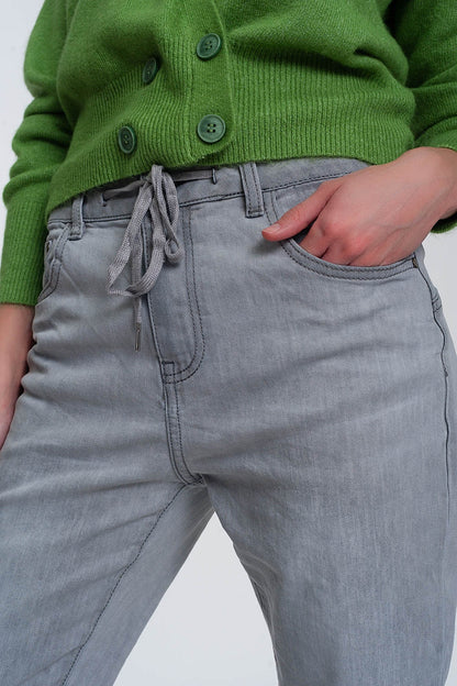 Vaqueros estilo jogger ligeros con lavado medio en color gris