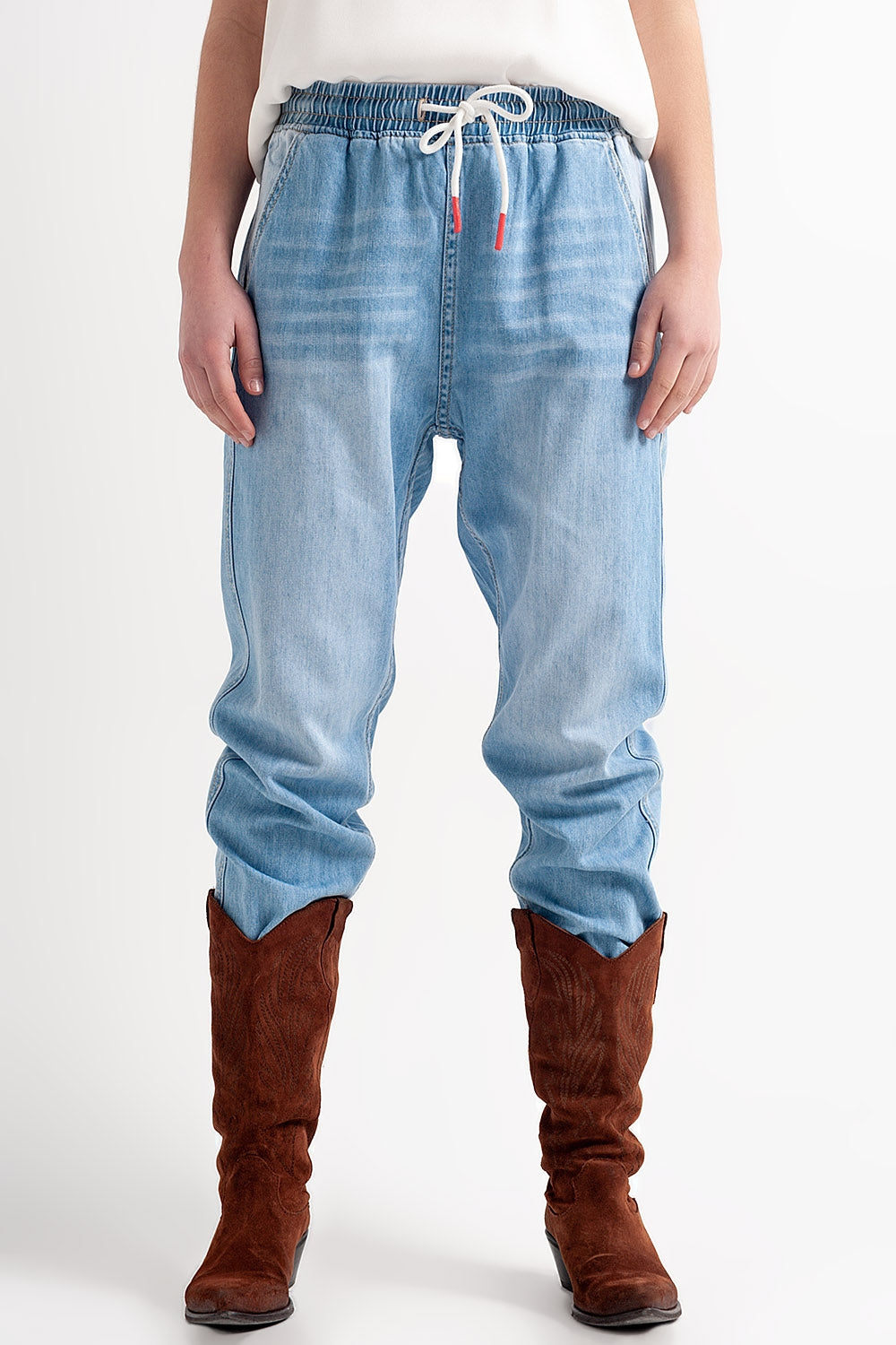 Vaqueros estilo jogger ligeros con lavado medio