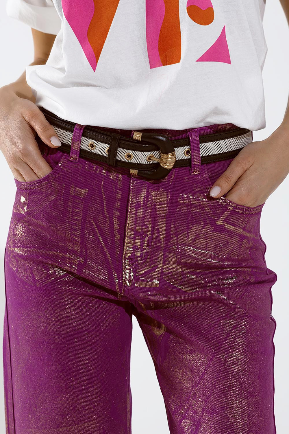 Vaqueros magenta de pata ancha con acabado metalizado en dorado