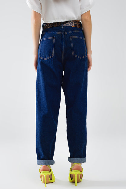 Vaqueros Mom azul raw con detalle de pinzas