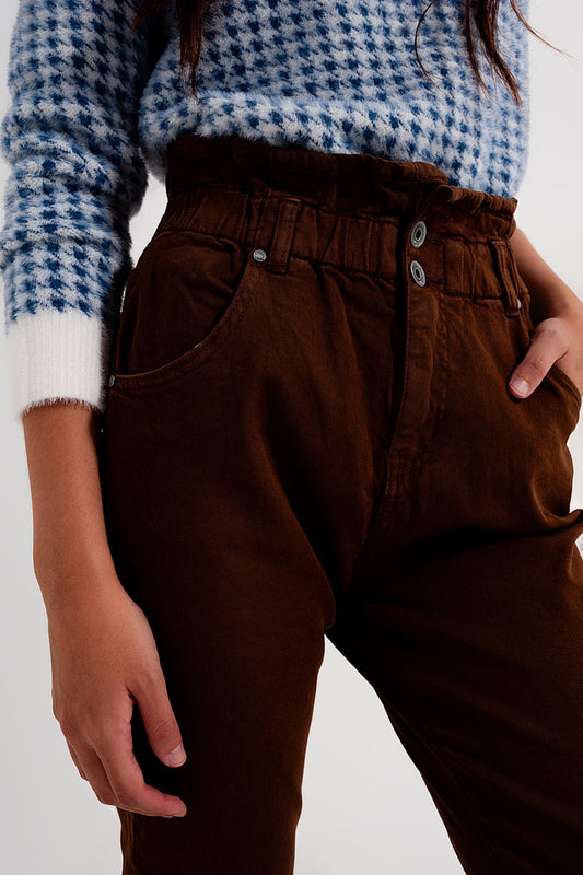 Q2 Vaqueros Mom con cintura elástica paperbag en marron