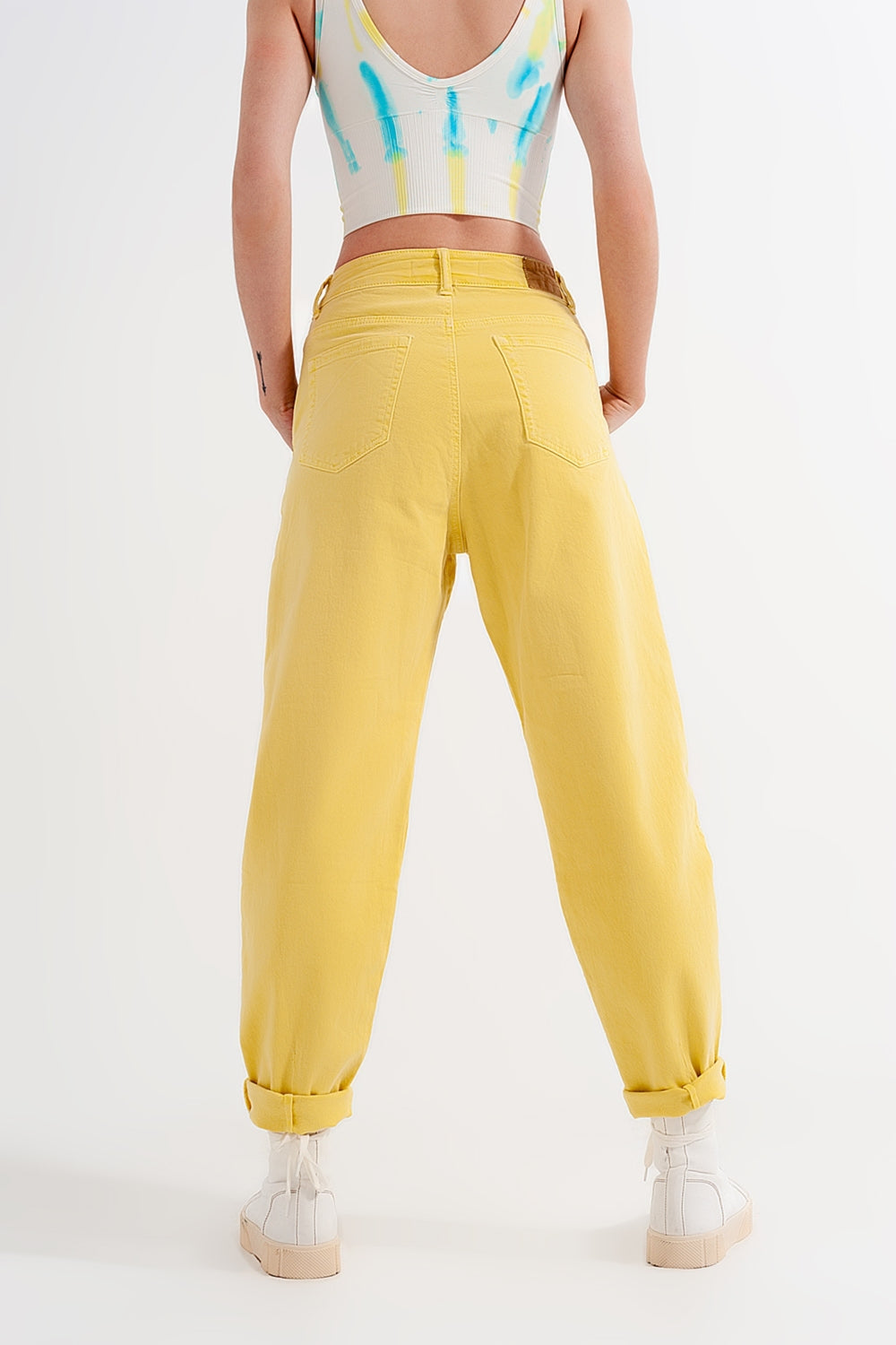 Vaqueros mom en color amarillo de talle alto con pinzas en la parte delantera