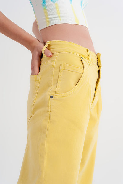 Vaqueros mom en color amarillo de talle alto con pinzas en la parte delantera