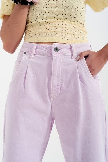 Vaqueros mom en color lila de talle alto con pinzas en la parte delantera