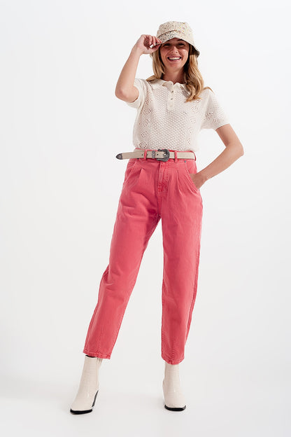 Vaqueros mom en color rosa de talle alto con pinzas en la parte delantera