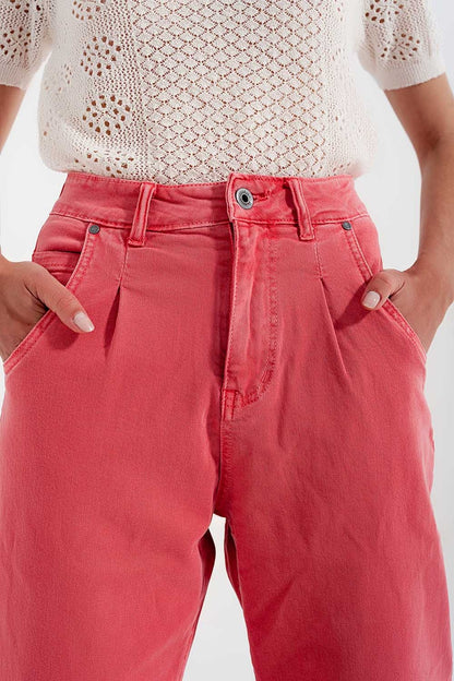 Vaqueros mom en color rosa de talle alto con pinzas en la parte delantera