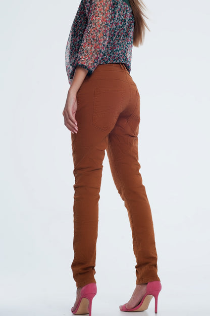 Vaqueros naranja de tiro caído