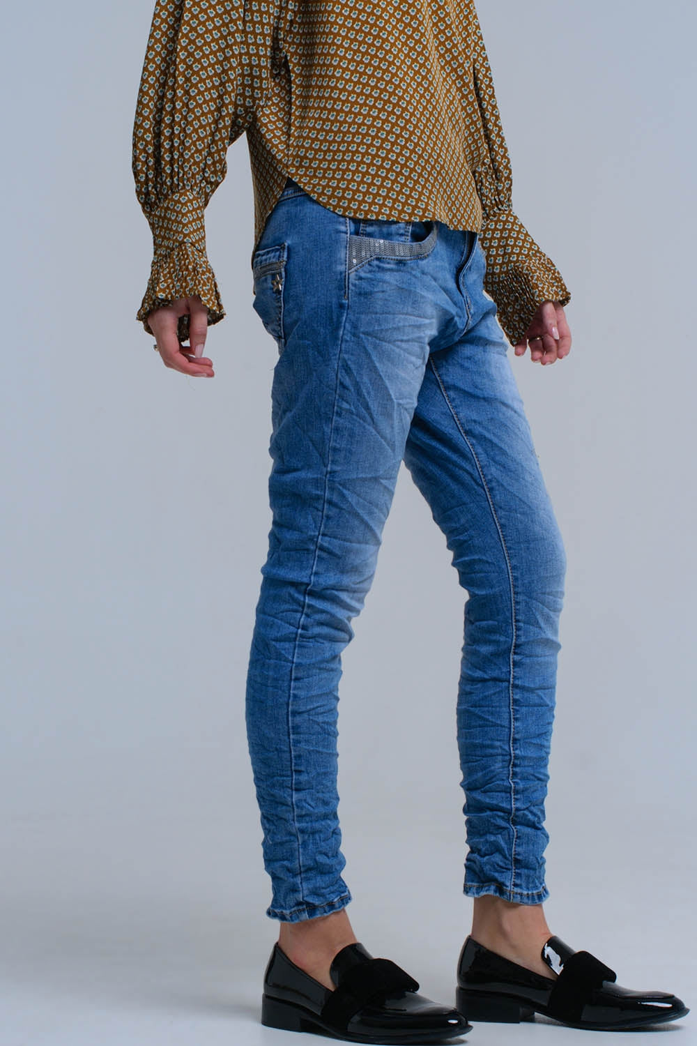 Vaqueros pitillo azules con detalles de lentejuelas