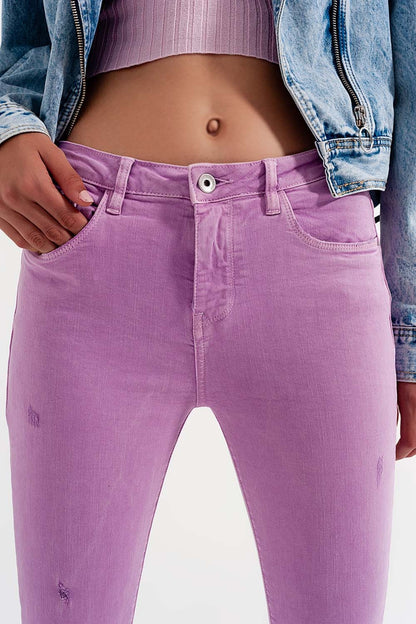 Vaqueros pitillo color lila desgastados con bajo sin rematar
