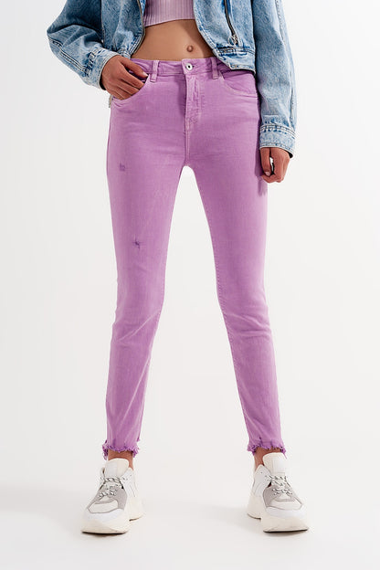 Vaqueros pitillo color lila desgastados con bajo sin rematar