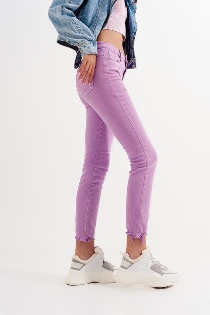 Vaqueros pitillo color lila desgastados con bajo sin rematar