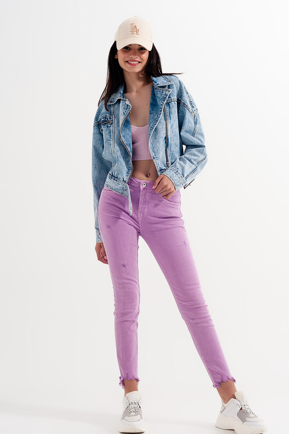 Vaqueros pitillo color lila desgastados con bajo sin rematar